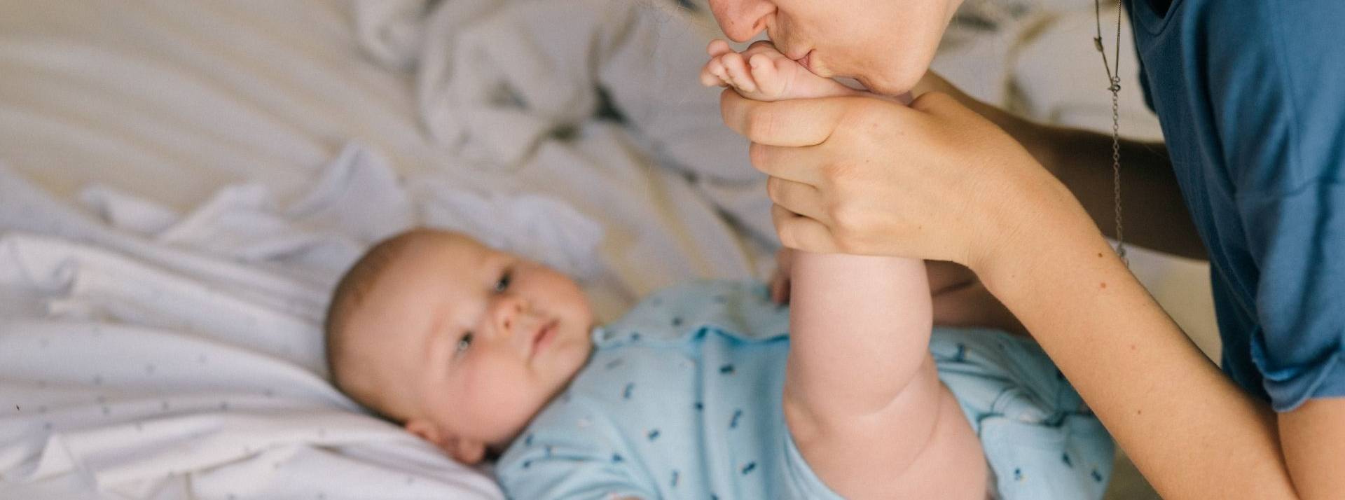 Acast lance son initiative Acast Care et apporte son soutien à l’association MaMaMa, qui vient en aide aux mères isolées et leur nourrisson Maman embrassant le pied de son nourisson