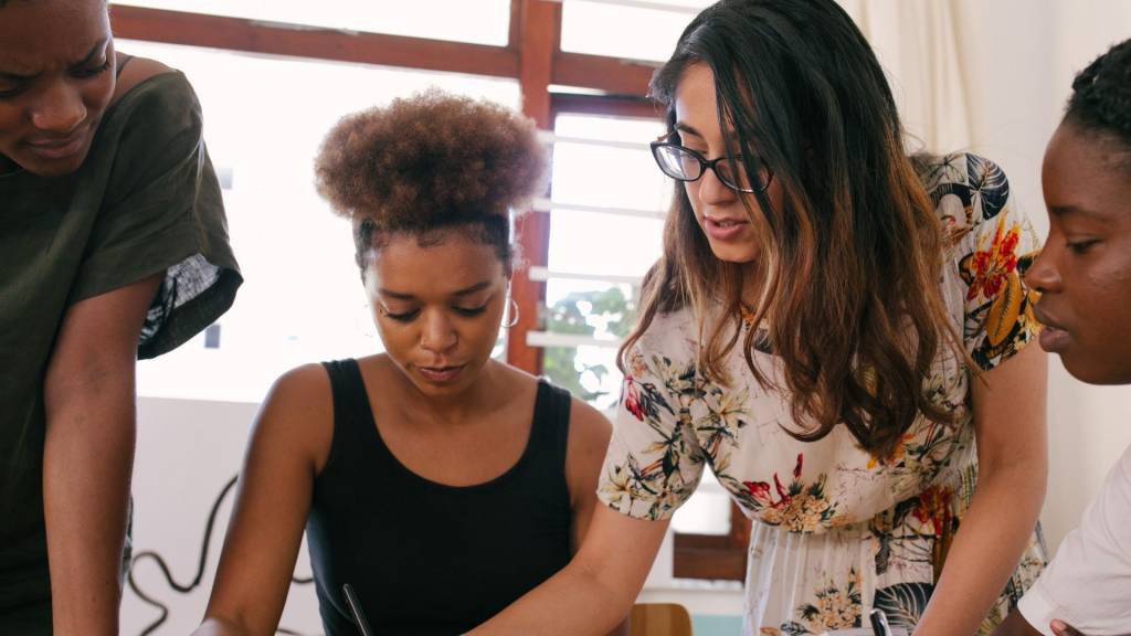 Femmes autour d'un bureau
