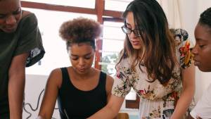 Femmes autour d'un bureau