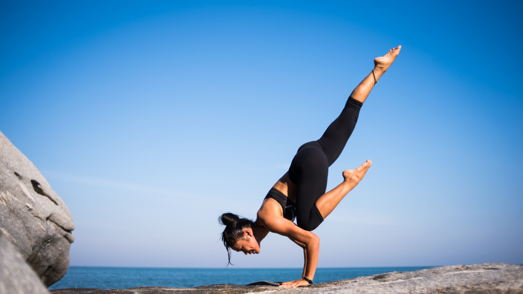 Femme faisant du Yoga