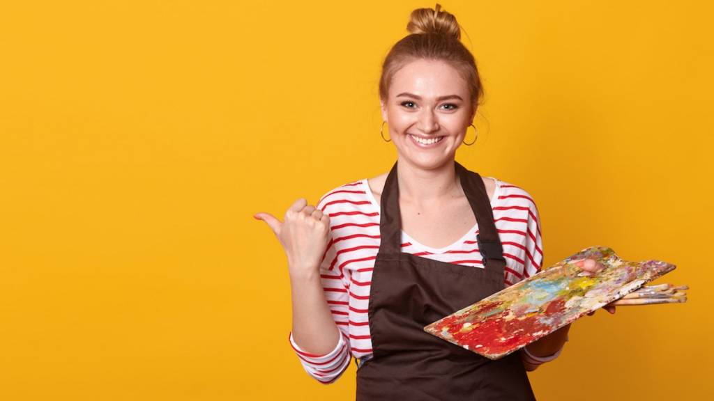 Femme avec une palette de peinture à la main