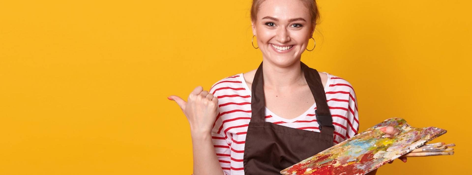 Cultura lance okazio, une plateforme de vente de produits culturels, créatifs et éducatifs entre particuliers. Femme avec une palette de peinture à la main