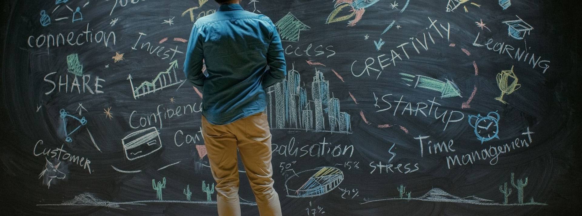 Zenride lève 8 millions d’euros, avec le fonds à impact Alter Equity et le groupe RATP, pour rendre plus accessible la pratique du vélo aux salariés et réduire ainsi leur impact environnemental Homme deavnt un tableau avec des mots clés écrit à la craie