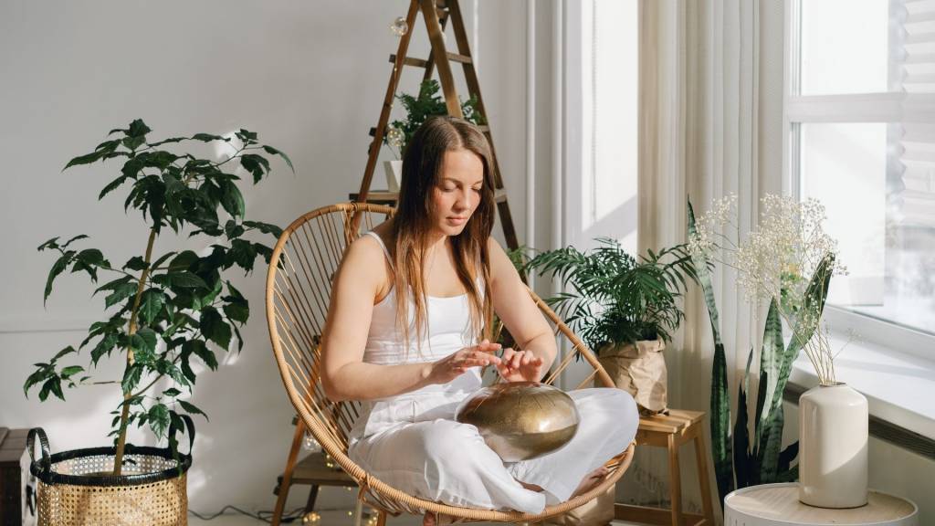 Femme dans son salon