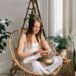 Femme dans son salon