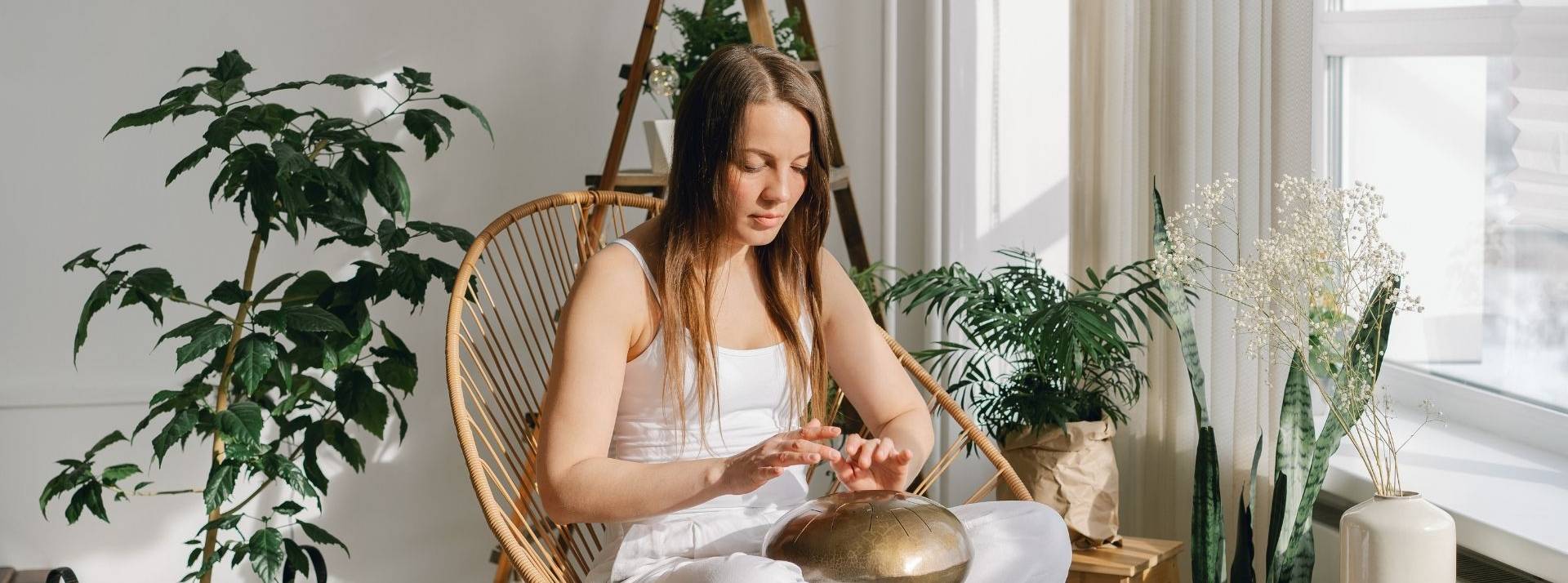 Femme dans son salon