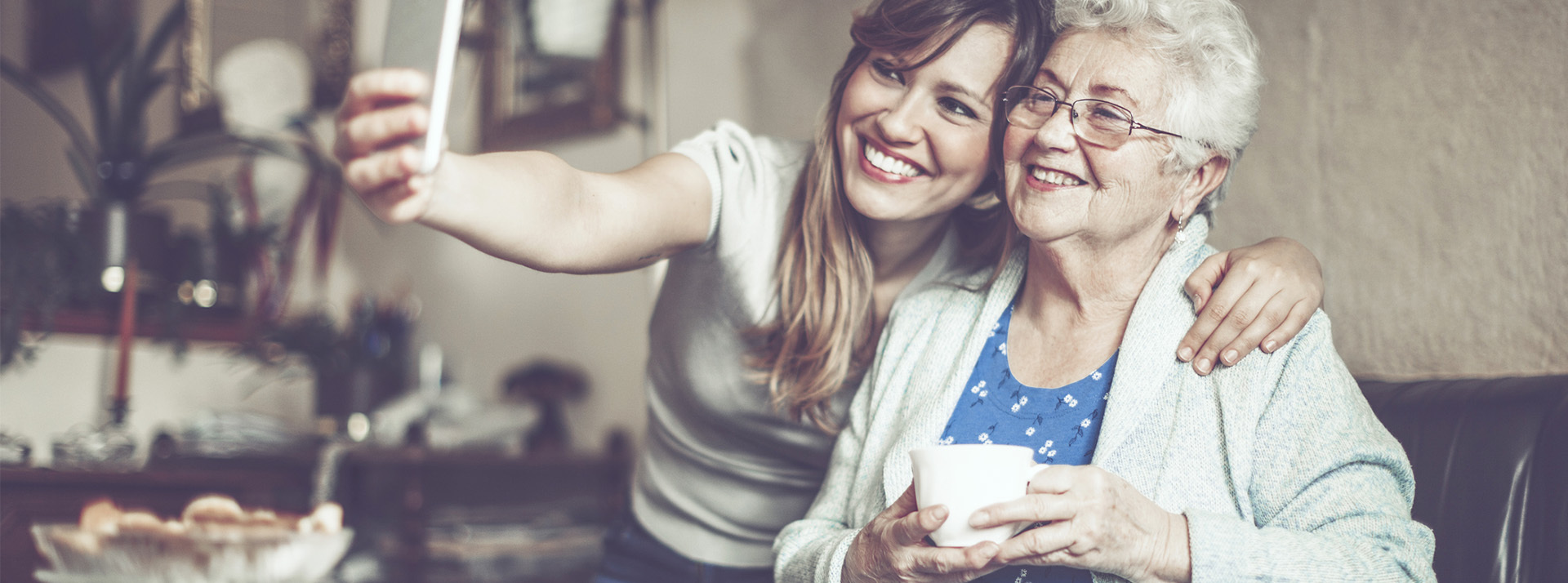 seniors femmes brandissant un téléphone
