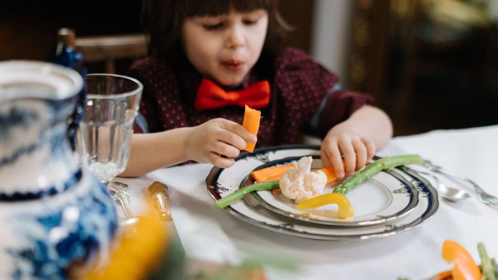 Enfant mangeant des légumes