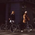 2 personnes faisant du vélo