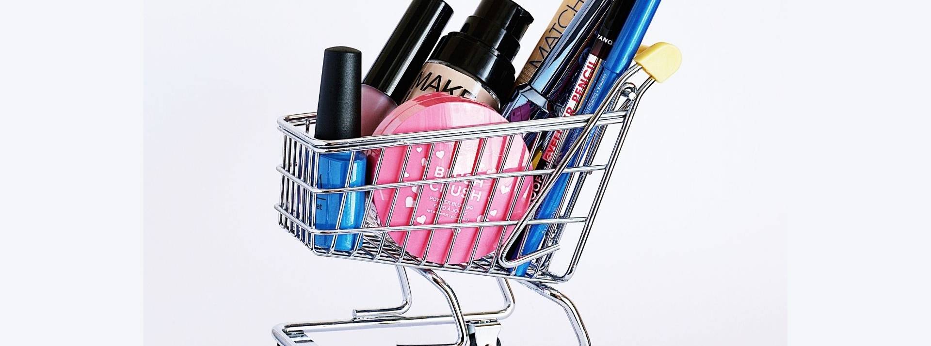 TerraCycle et Monoprix, avec le concours de L’Oréal France, Signal et Gillette, s’associent pour recycler les produits d’hygiène et de beauté en magasin. Caddie avec des cosmétiques
