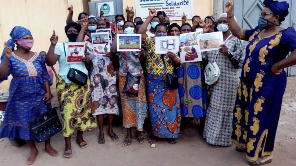 Femmes africaines brandissants un diplôme
