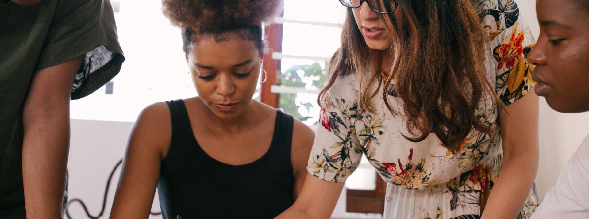 La Poste lance la 4e édition de son concours soutenant les femmes entrepreneures engagées dans l’innovation numérique responsable Femmes travaillant en équipe