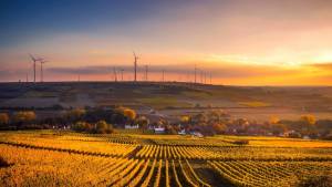 Paysage au couché du soleil avec des eoliennes dans le fond