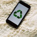 Sac de course avec un portable sur lequel se trouve le logo du recyclage
