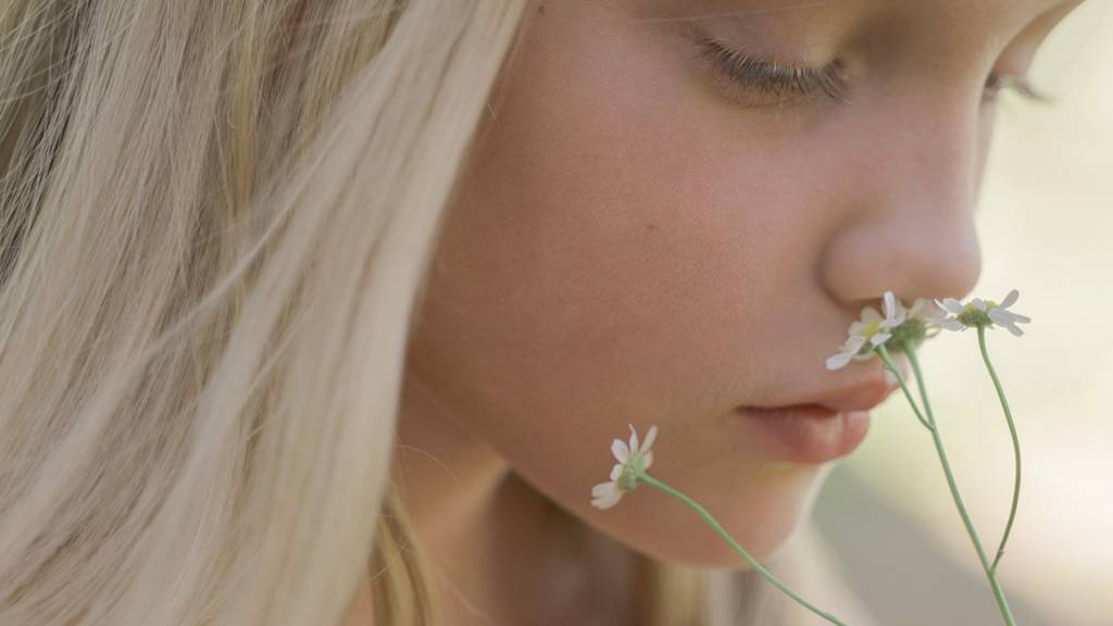 jeune fille avec une fleur