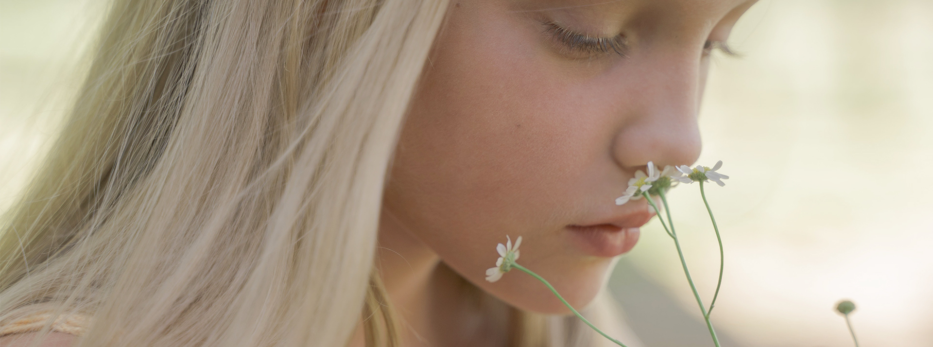 marketing olfactif jeune fille avec une fleur