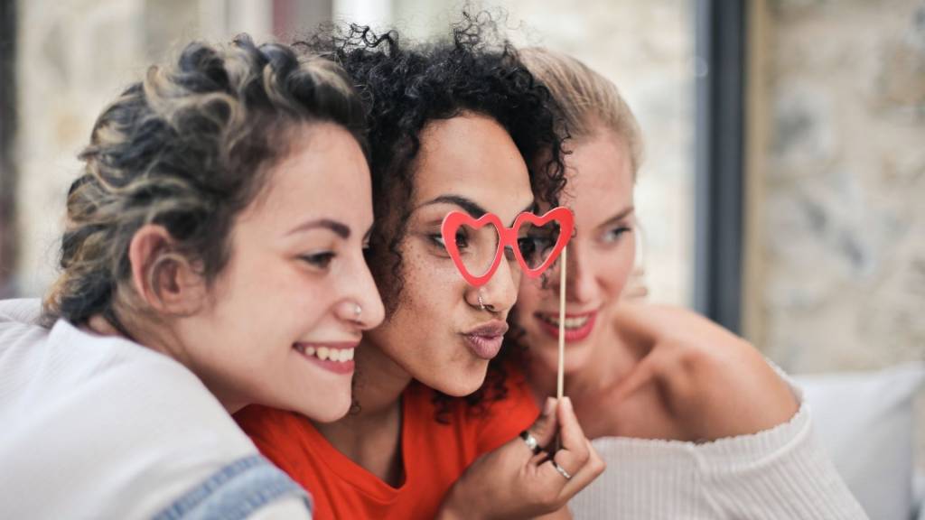 3 femmes souriantes