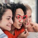 3 femmes souriantes