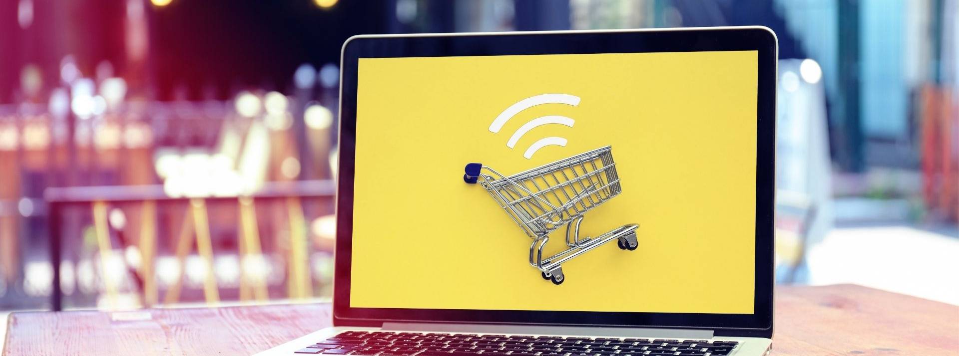 Shopify annonce le lancement de Linkpop, un outil de création de liens d’achat accessibles en « bio réseaux sociaux » Ordianteur avec un caddie à l'écran