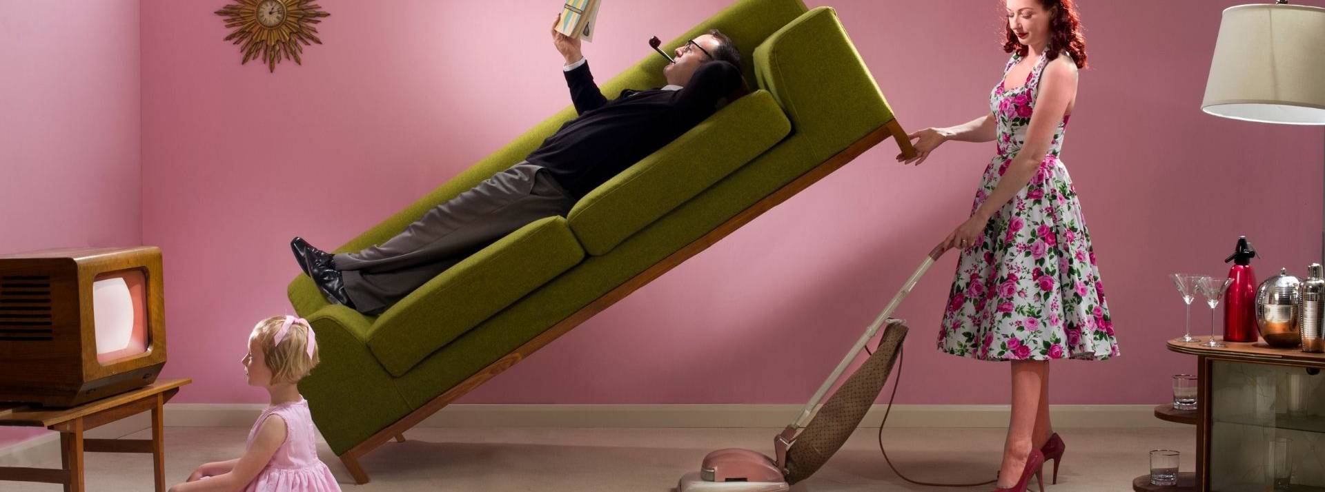 The Good Company et Kantar Insights dévoilent les résultats du premier baromètre Inclusion & Diversité dans la Publicité Femme faisant le ménage avec son mari dans le canapé et son enfant devant la télévision
