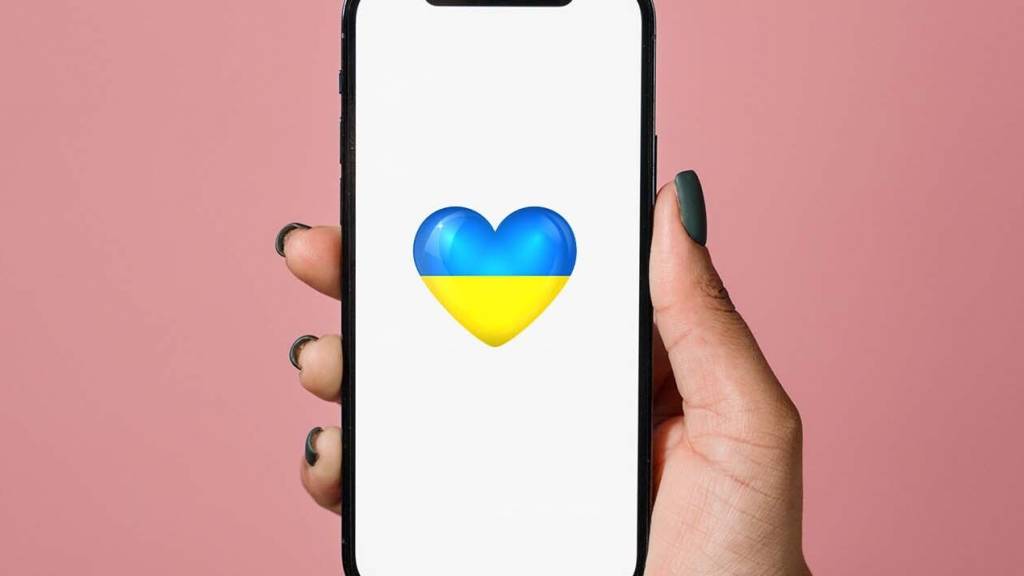 Smartphone avec un coeur au couleur de l'Ukraine