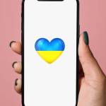 Smartphone avec un coeur au couleur de l'Ukraine