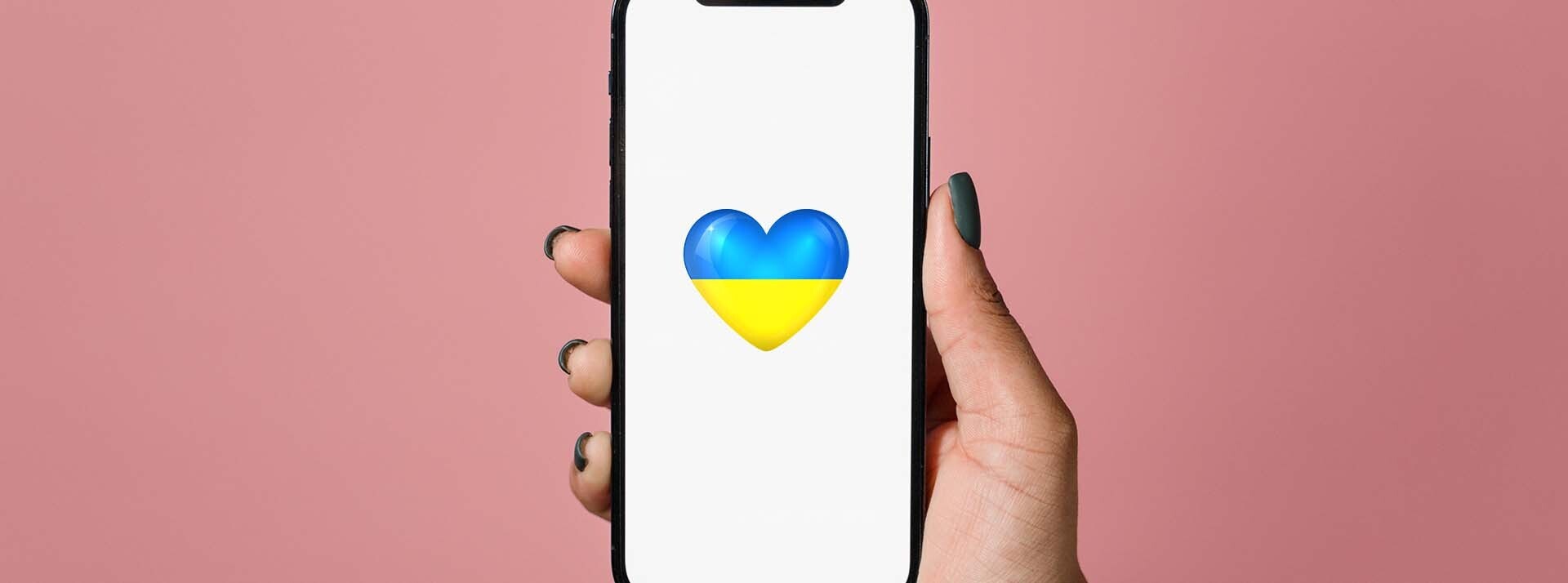 telecommunications-infrastructure-securite-ukraine Smartphone avec un coeur au couleur de l'Ukraine