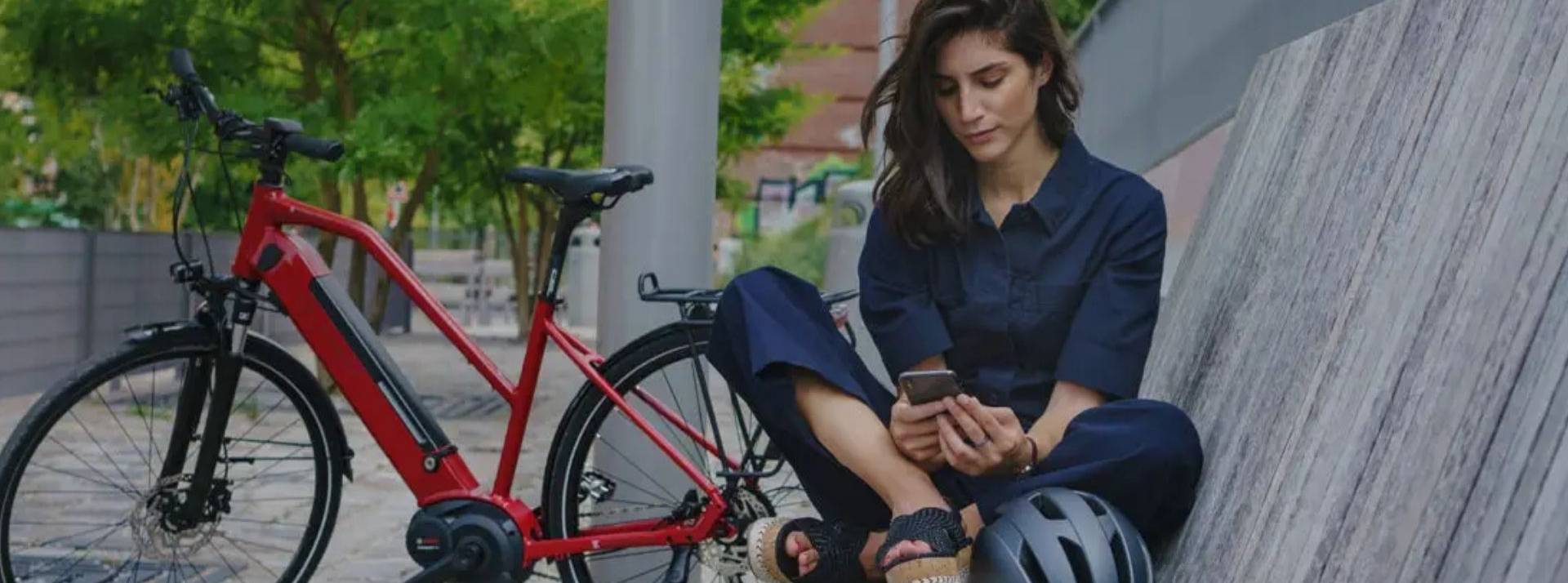 Zenride lève 8 millions d’euros, avec le fonds à impact Alter Equity et le groupe RATP Femme assise sur un banc avec un vélo rouge à côté