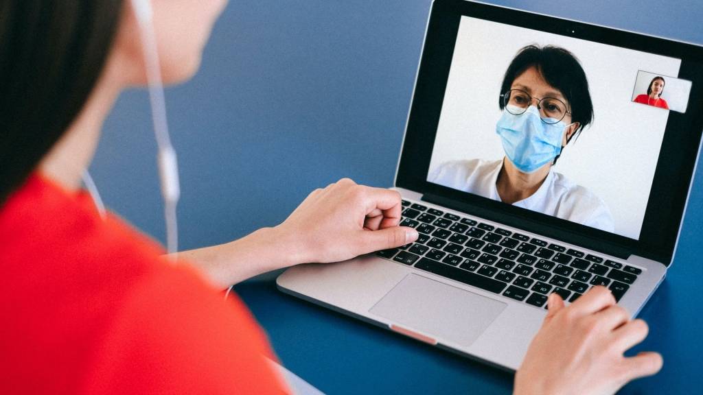 Femme en téléconsultation