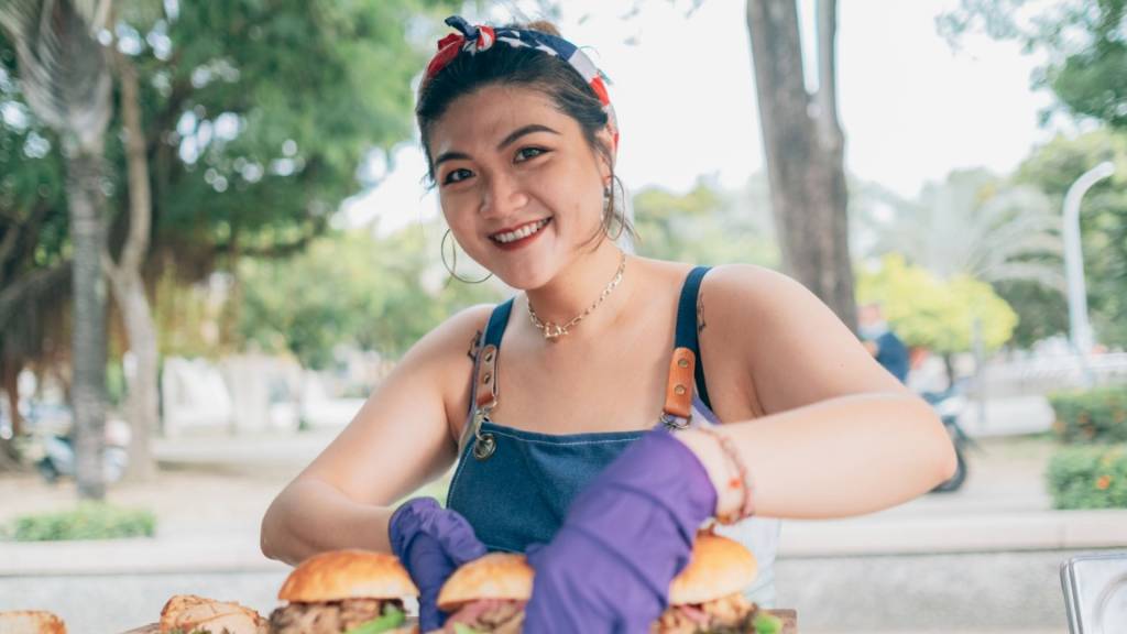 Femme préparant des burgers