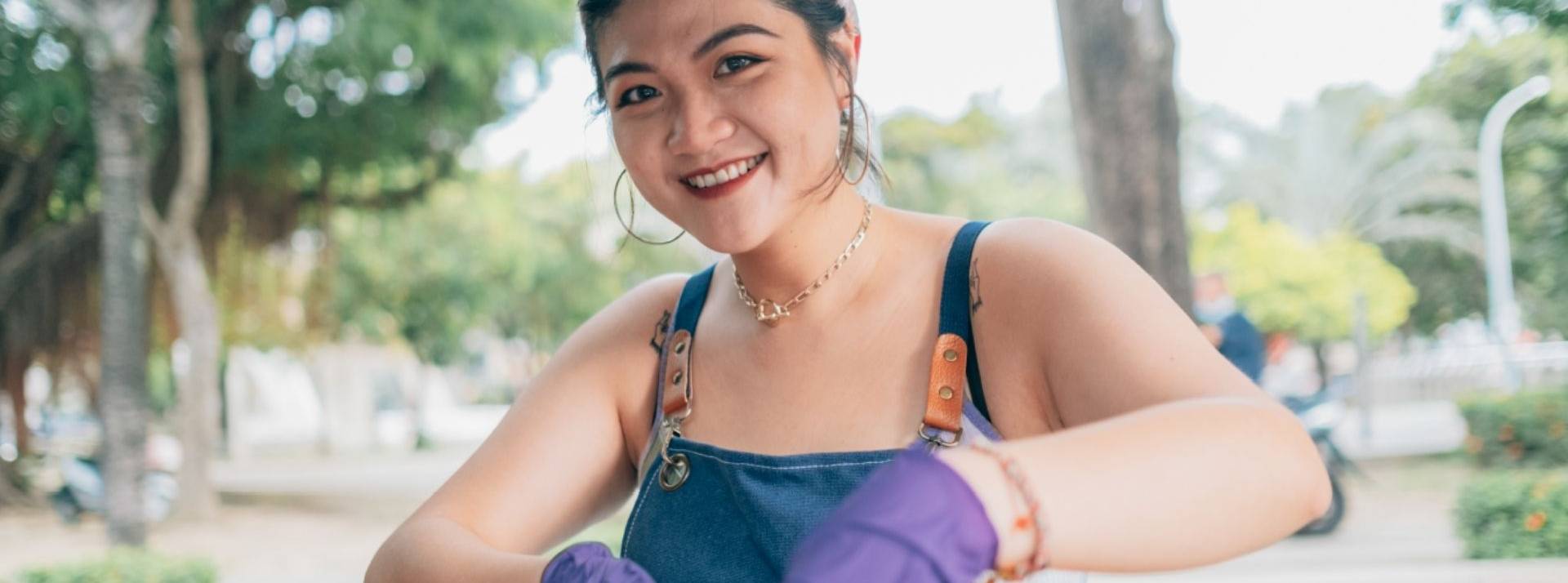 #BreakTheBias : Plus d’une femme sur deux continue à être victime de préjugés sexistes Femme préparant des burgers