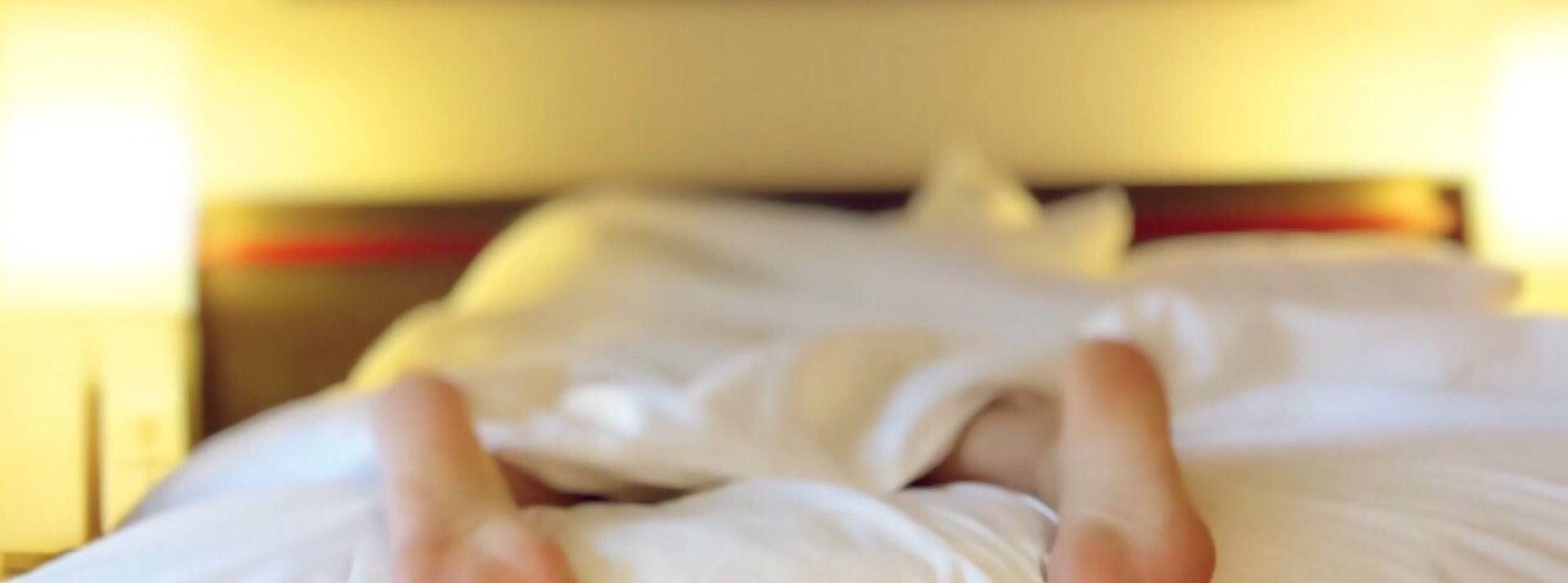 Alerte job de rêve : Emma - The Sleep Company recrute son prochain expert du sommeil Personne allongé sur un lit, dont on ne voit que les pieds qui dépassent