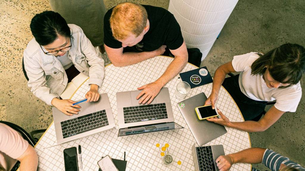 Jeunes travaillant ensemble autour d'une table