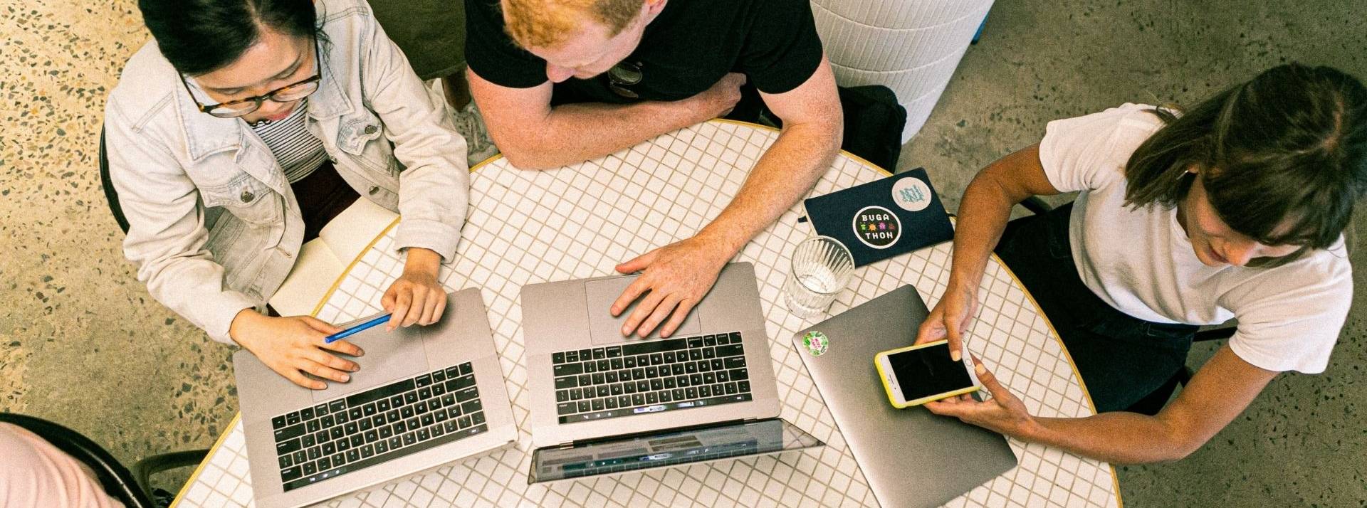 Le Talent Program 2022 de Valtech est lancé. Il a pour objectif de lancer des jeunes talents européens. Jeunes travaillant ensemble autour d'une table
