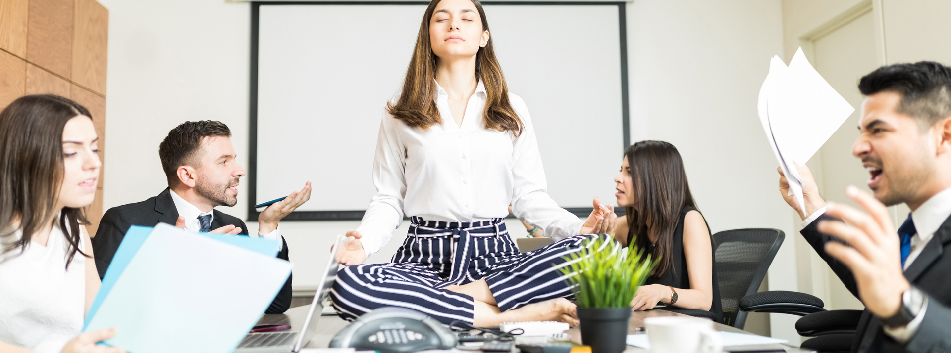 Avostart, service d’assistance juridique digitale veut franchir une étape majeure dans son développement en devenant Ekie : service de LegalCare à destination des entreprises en Europe Femme assise en position du lotus au milieu d'un bureau avec des collègues stressées autours