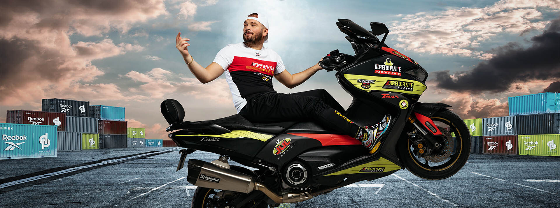 Jul Reebok homme sur une moto