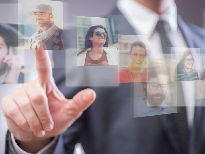 personnes qui défilent