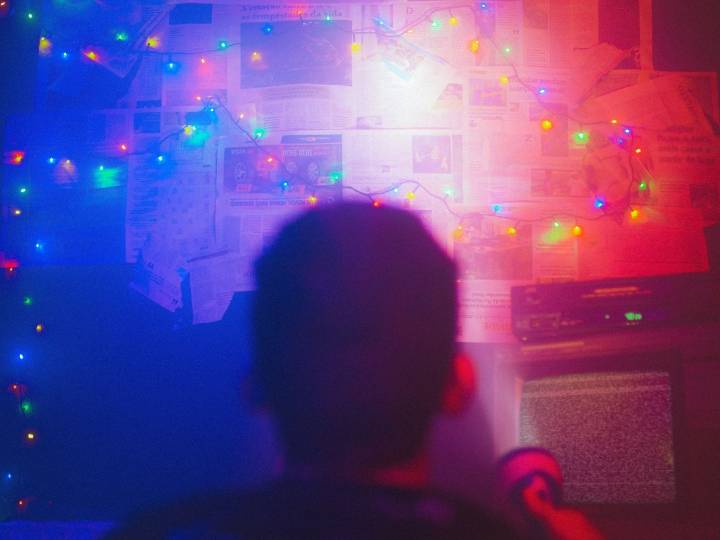 Personne devant un mur où sont accrochés des journaux