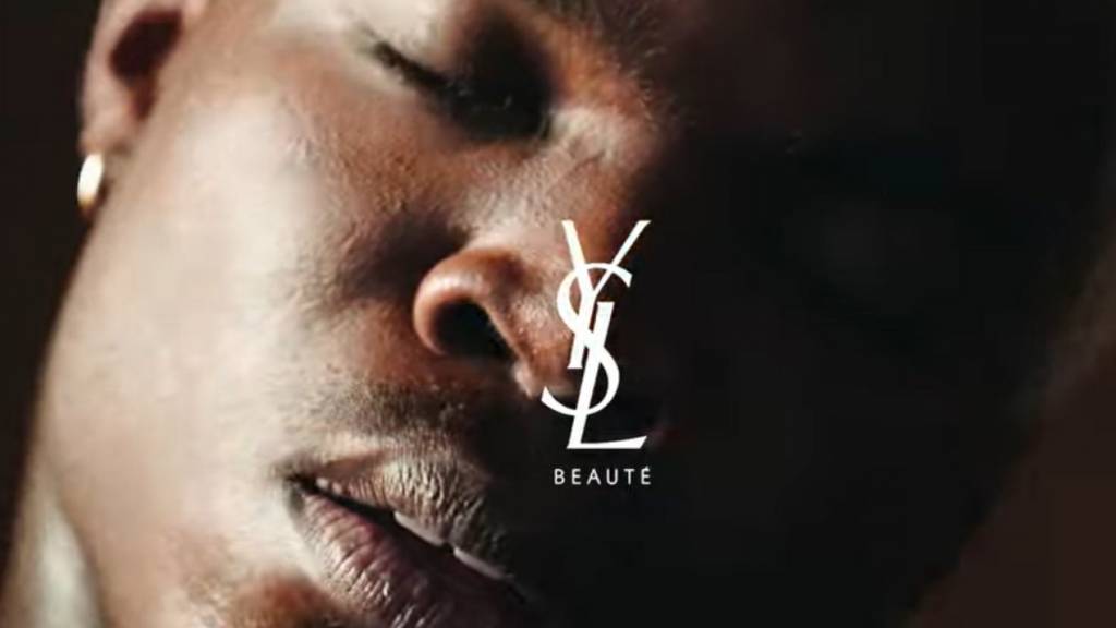 Danseur avec le logo YSL