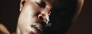 Danseur avec le logo YSL