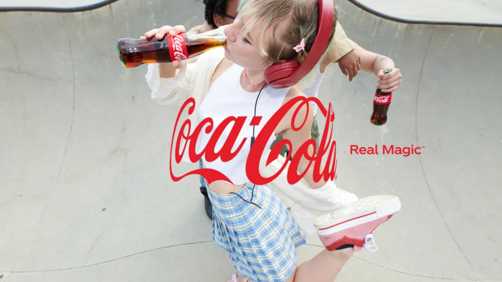 Femme buvant un Coca Cola