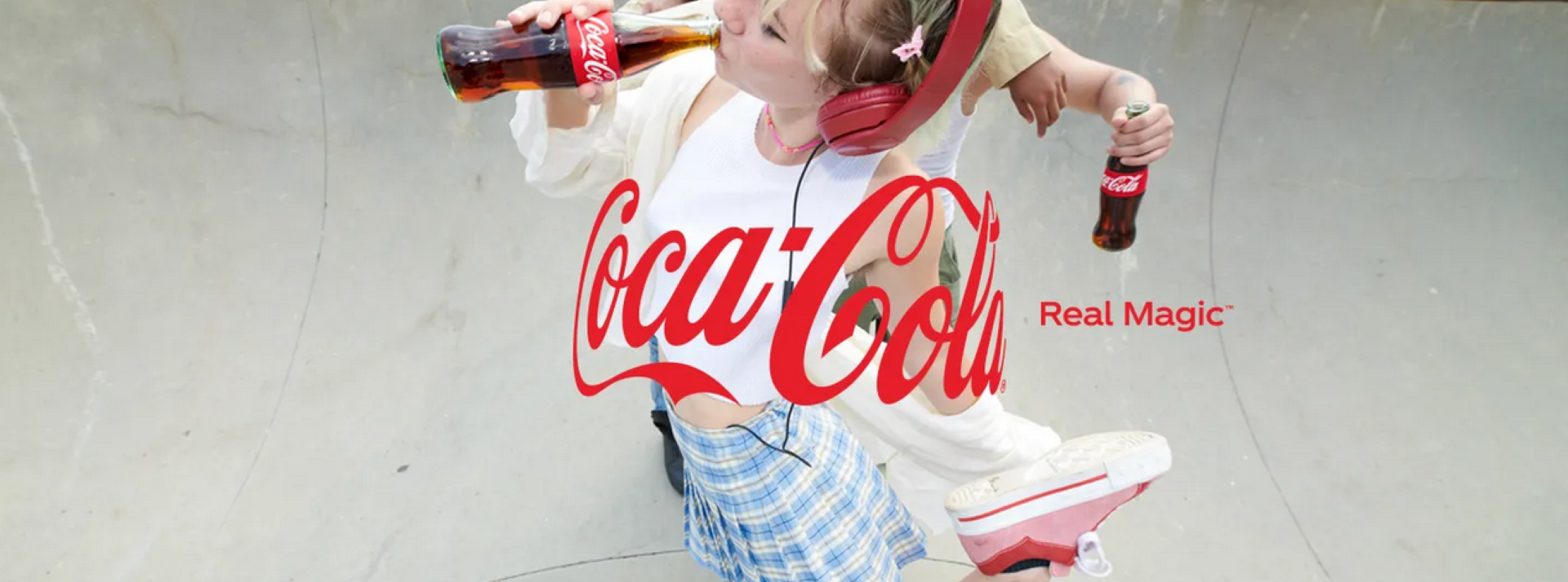 Coca-Cola innove avec un nouveau modèle pour distribuer ses boissons pour répondre aux enjeux d'économie circulaire Femme buvant un Coca Cola