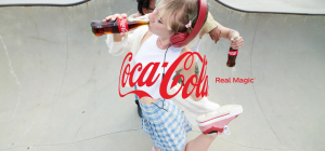 Femme buvant un Coca Cola