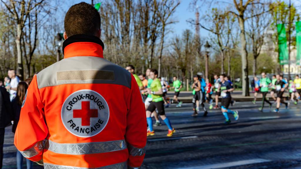 French red cross man supervising runnrers